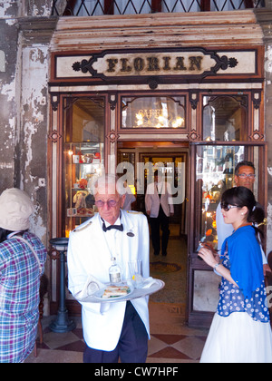 Un serveur au café Florian sur la place Saint Marc Venise, Italie Banque D'Images