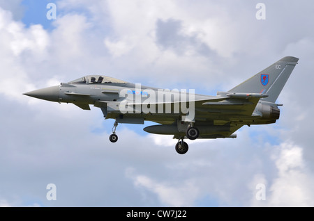 L'Eurofighter Typhoon RGF4 exploité par la RAF en approche pour l'atterrissage à RAF Fairford Banque D'Images