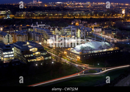 Vue sur Terre dynamique Museum et le Parlement écossais au crépuscule, le Royaume-Uni, l'Écosse, Édimbourg Banque D'Images