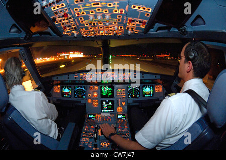 Les pilotes dans le cockpit d'Airbus 321 après l'atterrissage de nuit Banque D'Images