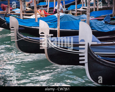 Trois arcs métalliques de gondoles sur le Grand Canal Banque D'Images