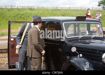 London Taxi Cab vu par un civil et l'Armée Banque D'Images