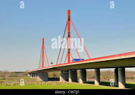 Pont sur le Rhin de l'autoroute A42 (Emscherschnellweg) entre Duisburg et Moers, Allemagne, Rhénanie du Nord-Westphalie Banque D'Images