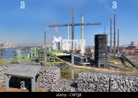 Vue depuis la colline, un Alsumer point de vue au Industrial Heritage Trail, sur l'usine sidérurgique, une cokerie et hauts-fourneaux, l'Allemagne, en Rhénanie du Nord-Westphalie, région de la Ruhr, Duisburg Banque D'Images