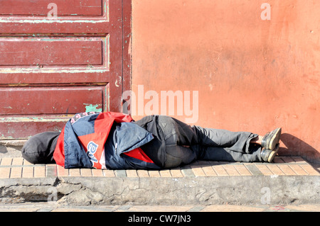 Personne sans-abri dormant dans la rue, au Maroc, Marrakech Banque D'Images