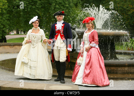 Les femmes et l'homme avec costumes baroque en face d'une fontaine, Allemagne Banque D'Images