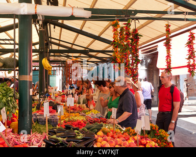 Un marché des fruits et légumes près du pont du Rialto Venise, Italie Banque D'Images