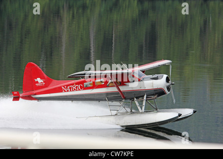 Un hydravion rempli de mail décolle en Alaska Banque D'Images