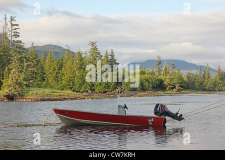 Un esquif se trouve dans une crique en Alaska. Banque D'Images