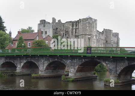 Great North Road Bridge avec Château de Newark et Trent Bridge House en arrière-plan Newark, Nottinghamshire, Angleterre, RU Banque D'Images