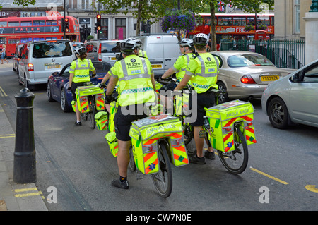 St John Ambulance groupe haut viz premier cycle de soins bénévole Les secouristes de Trafalgar Square sur une veste haute visibilité pour vélos Et valises Londres Royaume-Uni Banque D'Images