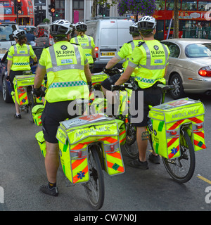 St John Ambulance groupe haut viz premier cycle de soins bénévole Les secouristes de Trafalgar Square sur une veste haute visibilité pour vélos Et valises Londres Royaume-Uni Banque D'Images