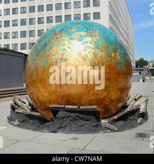 Idée de fantaisie pour encourager l'intérêt public et l'enthousiasme 2012 Jeux Olympiques par plan surdimensionné mettre des terres de sculpture sur le trottoir dans South Bank Londres Angleterre Royaume-Uni Banque D'Images