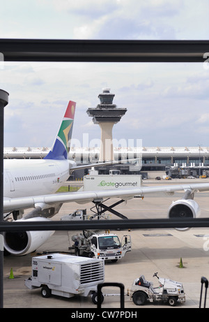 Avion d'Afrique du Sud à la borne B de l'aéroport International Washington Dulles situé dans la région de Loudon County Virginia USA Banque D'Images