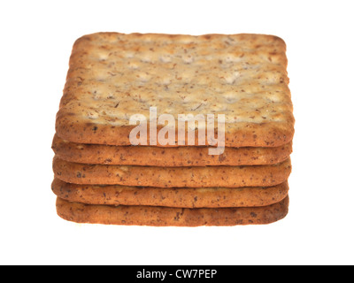 Craquelins multigrains savoureux biscuits ou consomme habituellement avec une sélection de fromages isolé sur un fond blanc avec aucun peuple Banque D'Images