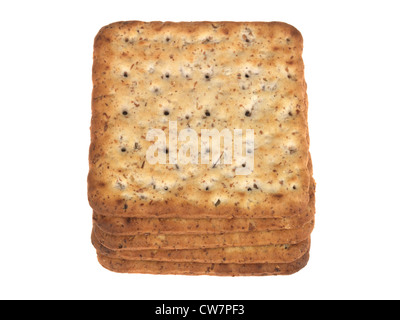 Craquelins multigrains savoureux biscuits ou consomme habituellement avec une sélection de fromages isolé sur un fond blanc avec aucun peuple Banque D'Images