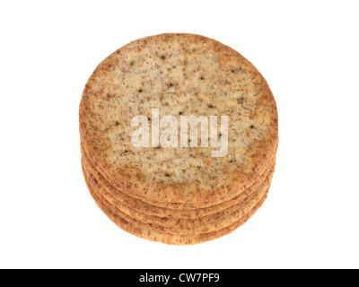 Croustillant frais salé craquelins au sésame et pavot ou biscuits mangés avec du fromage isolé sur un fond blanc avec aucun peuple Banque D'Images