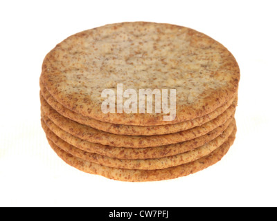 Croustillant frais salé craquelins au sésame et pavot ou biscuits mangés avec du fromage isolé sur un fond blanc avec aucun peuple Banque D'Images