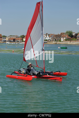 La Voile d'un petit trimaran Emsworth Harbour Havant Hampshire England UK près du dessus de Chichester Harbour Banque D'Images