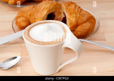 Des croissants frais et brioche française typique café petit-déjeuner traditionnel italien Banque D'Images