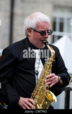 Le saxophoniste de jazz jouant sur Savannah, le jour de l'ouverture de l'Edinburgh Jazz and Blues Festival en Ecosse. Banque D'Images