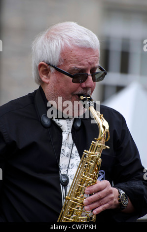 Le saxophoniste de jazz jouant sur Savannah, le jour de l'ouverture de l'Edinburgh Jazz and Blues Festival en Ecosse. Banque D'Images