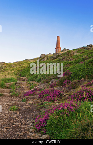 Le chemin menant au sommet de cape cornwall avec la vieille cheminée en briques sur l'horizon. Banque D'Images