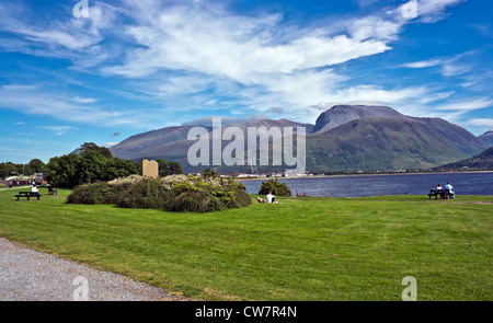 Ben Nevis, Aonach Beag et Aonach Mor dominant de Fort William avec le Loch Linnhe au premier plan vu de serrures de Corpach Banque D'Images