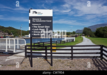 Sur le bassin de Corpach Caledonian Canal près de Fort William avec British Waterways Scotland signe Banque D'Images