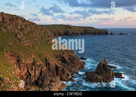 La dame irlandaise au coucher du soleil avec Lands End dans la distance Banque D'Images