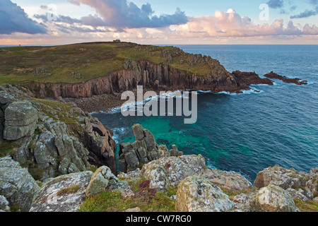 Loe Porth à Cornwall avec Gwennap head station des garde-côtes au loin Banque D'Images