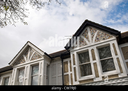 Rare maison édouardienne avec gables décoré avec des morceaux de vaisselle en céramique à Worthing, West Sussex, UK Banque D'Images