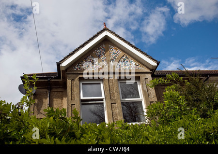 Rare maison édouardienne avec gables décoré avec des morceaux de vaisselle en céramique à Worthing, West Sussex, UK Banque D'Images