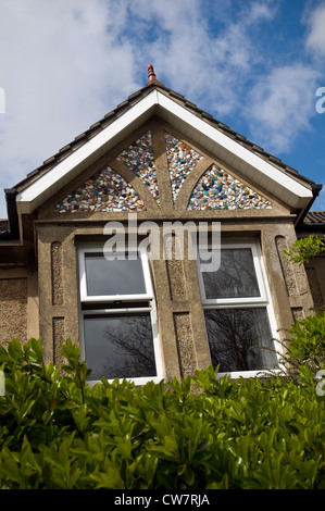 Rare maison édouardienne avec gables décoré avec des morceaux de vaisselle en céramique à Worthing, West Sussex, UK Banque D'Images