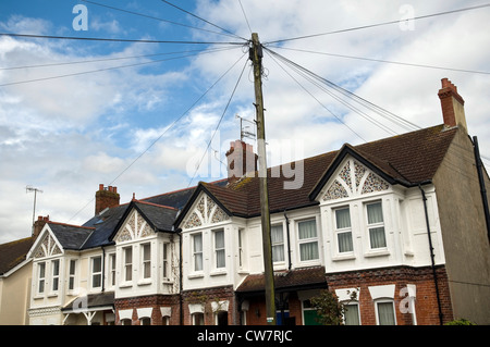 Rare maisons édouardiennes avec gables décoré avec des morceaux de vaisselle en céramique à Worthing, West Sussex, UK Banque D'Images