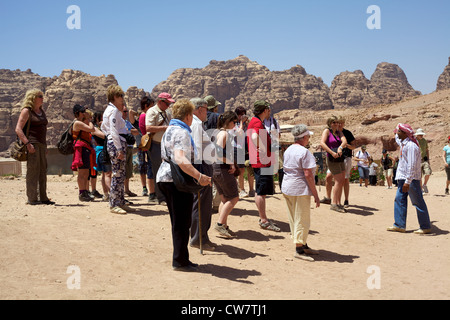 Les touristes l'écoute de leur guide lors d'une visite guidée de Petra, Jordanie Banque D'Images