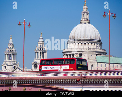 Saint Pauls Cathedral et Blackfriars Bridge, Londres - l'homme regarde dans la perplexité à message chinois sur double-decker bus rouge Banque D'Images