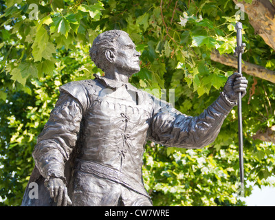 Statue de Seigneur Olivier, jouant Hamlet, à l'extérieur du Théâtre National Londres Banque D'Images