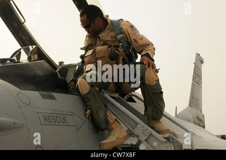 Le Maj Taj “Kong” Troy, pilote du F-16 avec le 157e Escadron de chasseurs expéditionnaires de la Garde aérienne de Caroline du Sud, actuellement affecté à l’aérodrome de Kandahar, en Afghanistan, monte dans un F-16 sur la rampe le 6 août 2012. Les membres de la 169e Escadre de chasseurs de la base de la Garde nationale interarmées McEntyre, S.C., sont déployés au KAF pour appuyer l'opération liberté immuable. Les pilotes et le personnel de soutien du marais Fox F-16 ont commencé leur déploiement au début du mois d’avril pour prendre en charge les missions aériennes pour l’ordre d’exécution des missions aériennes et fournir un soutien aérien étroit aux troupes sur le terrain en Afghanistan. Banque D'Images