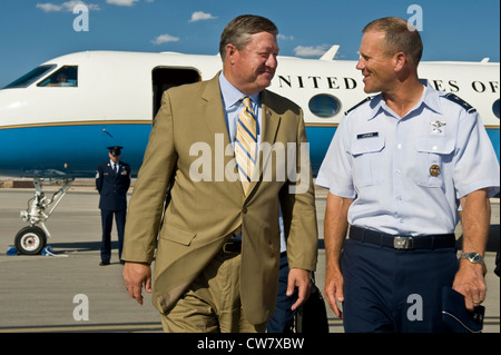 Le secrétaire de la Force aérienne américaine Michael B. Donley est accueilli par le général Jeffrey G. Lofgren, commandant du US Air Force Warfare Center, après l'atterrissage le 6 août 2012, à la base aérienne de Nellis, Neve Donley est le conférencier principal au Sommet national de l'énergie propre 2012 qui s'est tenu au Bellagio Hotel and Casino de Las Vegas. Banque D'Images