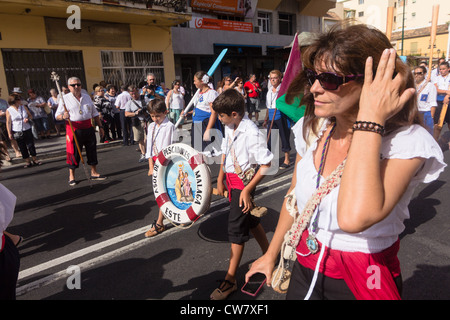 Les adorateurs lors d'une procession religieuse Banque D'Images