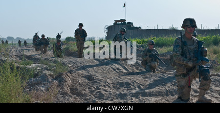 Les soldats du 2e peloton, compagnie Apache, 1er Bataillon, 23e Régiment d'infanterie, s'arrêtent lors d'une patrouille à pied dans le sud de l'Afghanistan le 30 juillet 2012. Banque D'Images