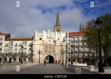 L'arc de Santa Maria (Arco de Santa Maria), avec la cathédrale en arrière-plan, à Burgos, Espagne. Banque D'Images