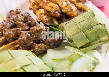 Satay de Poulet Boeuf et de mouton avec Ketupat et concombres closeup Banque D'Images