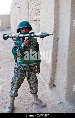 Un soldat de l'Armée nationale afghane pose une photo lors d'une patrouille à pied conjointe avec des soldats du 2e peloton, compagnie Apache, 1er Bataillon, 23e Régiment d'infanterie, 1er août 2012, dans le sud de l'Afghanistan. Banque D'Images