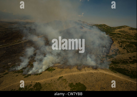 Le détachement 2 de la Garde nationale de l'Utah, Compagnie C, 1er Bataillon de l'aviation générale de soutien, 171e Régiment d'aviation de la Jordanie Ouest, Utah, effectue des gouttes d'eau sur une terre sauvage à Camp Williams, Utah, le 6 août 2012. Les avions de lutte contre l'incendie soutiennent les pompiers au sol. L'avion peut accéder à des zones abruptes, rocheuses ou dangereuses avant que les forces terrestres ne puissent entrer. Banque D'Images