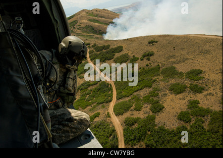 Le détachement 2 de la Garde nationale de l'Utah, Compagnie C, 1er Bataillon de l'aviation générale de soutien, 171e Régiment d'aviation de la Jordanie Ouest, Utah, effectue des gouttes d'eau sur une terre sauvage à Camp Williams, Utah, le 6 août 2012. Les avions de lutte contre l'incendie soutiennent les pompiers au sol. L'avion peut accéder à des zones abruptes, rocheuses ou dangereuses avant que les forces terrestres ne puissent entrer. Banque D'Images