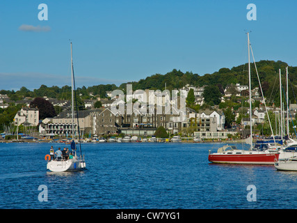 Location de bateaux sur le lac Windermere Bowness Bay, et à l'approche, Parc National de Lake District, Cumbria, Angleterre, Royaume-Uni Banque D'Images