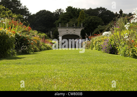 La frontière herbacées et alcôve, Arley Hall and Gardens, Cheshire, Royaume-Uni Banque D'Images