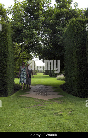 Les visiteurs dans l'Ilex Avenue, Arley Hall and Gardens, Cheshire, Royaume-Uni Banque D'Images